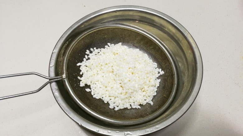 年味+咪咪小姐拜年~盐卤豆腐糯米圆子,沥干水