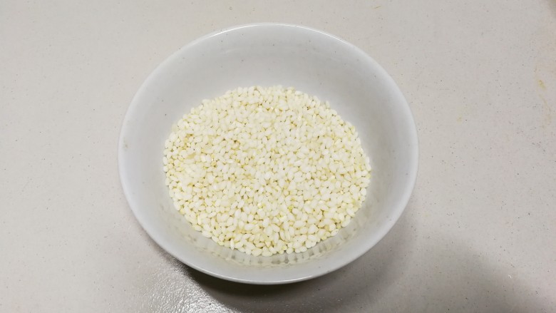 年味+咪咪小姐拜年~盐卤豆腐糯米圆子,准备200克<a style='color:red;display:inline-block;' href='/shicai/ 498'>糯米</a>