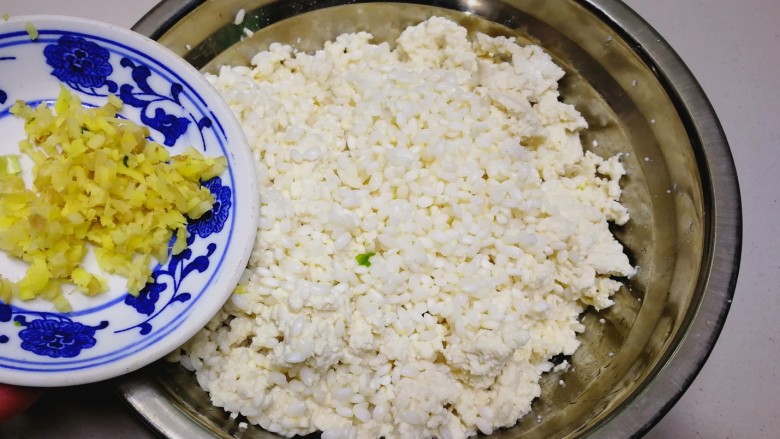 年味+咪咪小姐拜年~盐卤豆腐糯米圆子,放入姜末