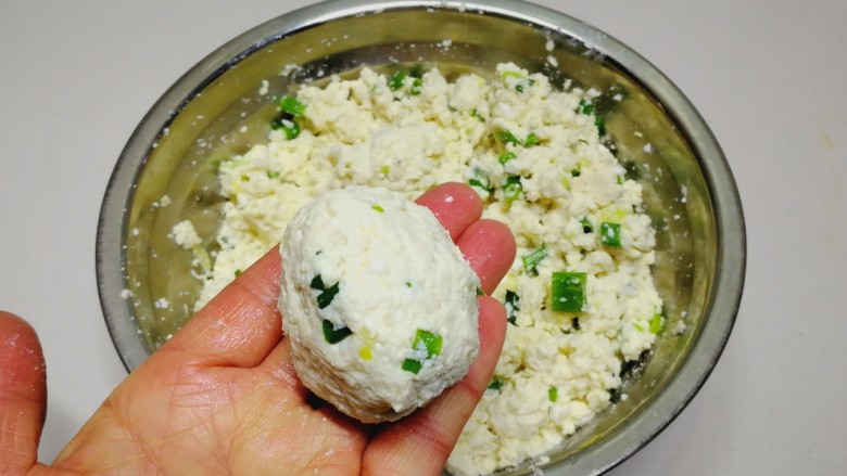 年味+咪咪小姐拜年~盐卤豆腐糯米圆子,用手取一团在双手之间交换滚圆