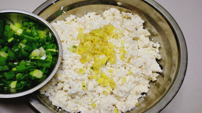 年味+咪咪小姐拜年~盐卤豆腐糯米圆子,放入葱花