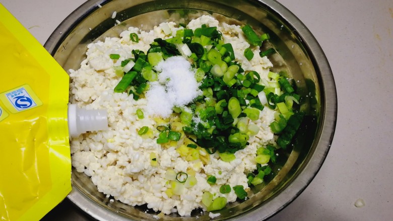 年味+咪咪小姐拜年~盐卤豆腐糯米圆子,放少许<a style='color:red;display:inline-block;' href='/shicai/ 756'>鸡精</a>