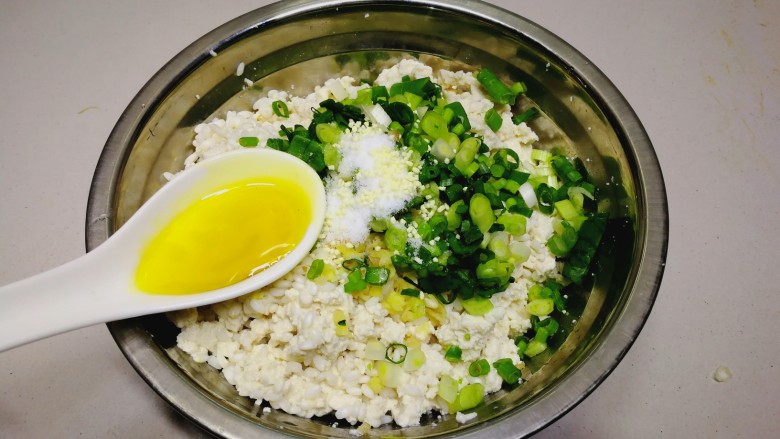年味+咪咪小姐拜年~盐卤豆腐糯米圆子,放一勺食用油