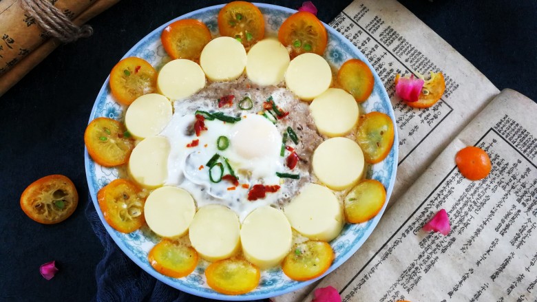 桔香豆腐蒸牛肉沫,趁热吃,豆腐带有淡淡的金桔香味,牛肉沫有一丝丝的辣味,特别的好吃哦😊