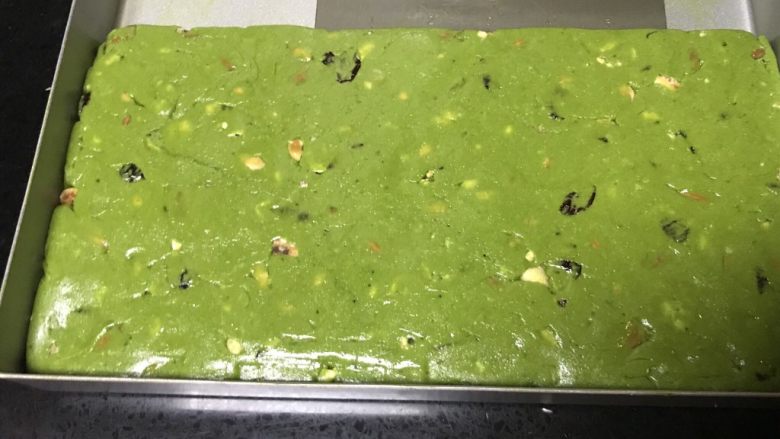 抹茶巴达木牛轧糖,用刮刀或擀面杖等工具整形至牛轧糖平整,厚度约1-1.2cm。