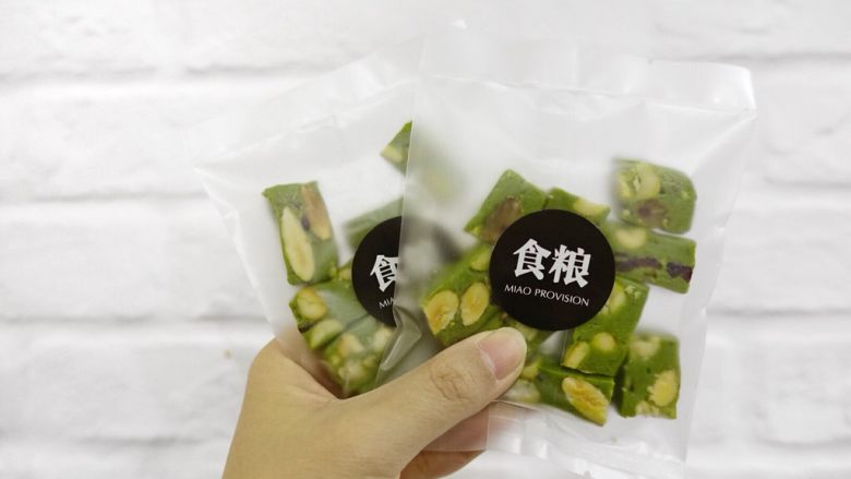 抹茶巴达木牛轧糖,也可以按自己喜好做成方便食用的大小包装好!