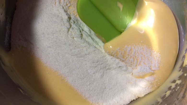 蛋黄小溶豆(宝宝辅食),加入奶粉用切拌的方法搅拌均匀,不要画圈以免消泡