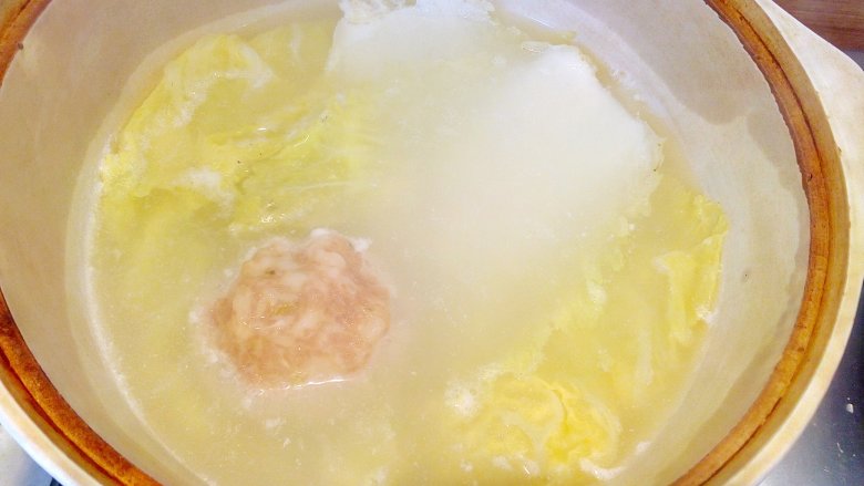年味~蟹粉狮子头,逐个排放在白菜上,白菜是为了肉圆沾锅底。