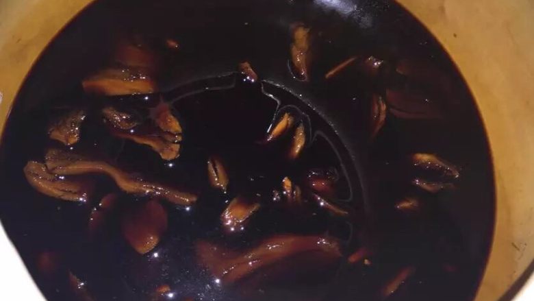 女生都要吃的猪脚姜,不猴急的同学可以提前几天准备汤底
多泡几天更入味
(我泡了5天)