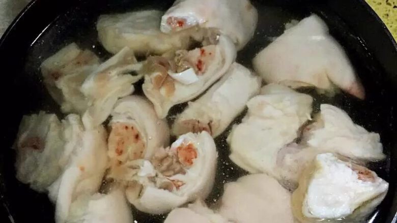 女生都要吃的猪脚姜,再把泡好的猪手抄水~
我煮了大概5分钟