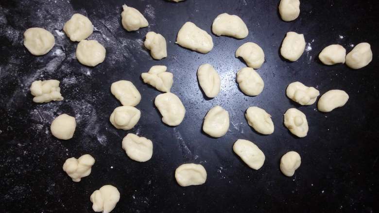 挤挤熊小面包,面团发酵时,把剩下的面团平均分成32份。
