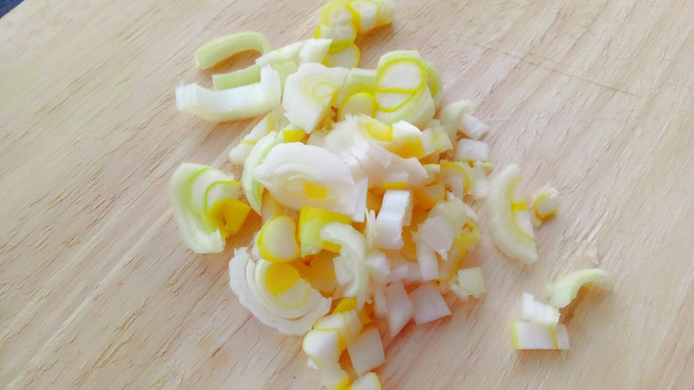 节后减脂菜~芹菜炒豆干,准备葱花切末