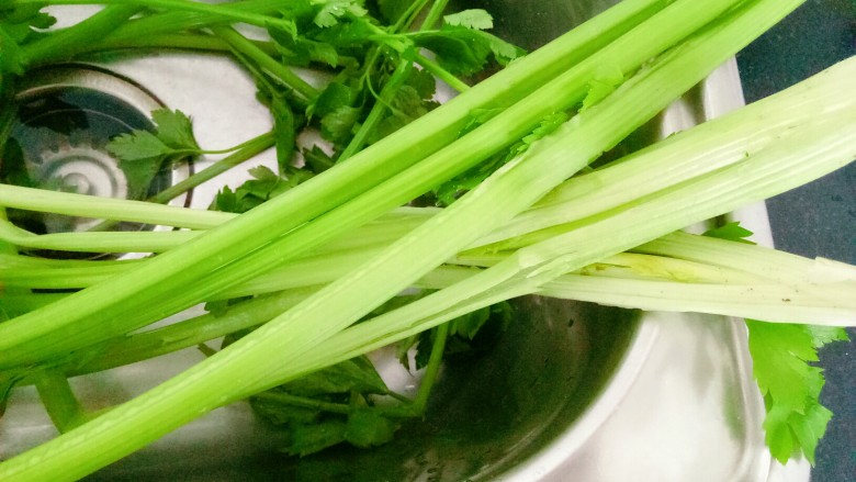 节后减脂菜~芹菜炒豆干,<a style='color:red;display:inline-block;' href='/shicai/ 125'>芹菜</a>清洗干净