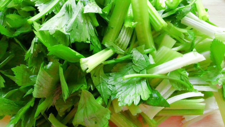节后减脂菜~芹菜炒豆干,切成和豆腐干长度一致条状