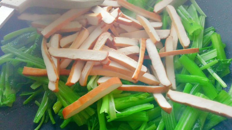 节后减脂菜~芹菜炒豆干,吵到芹菜稍变软放入豆腐干