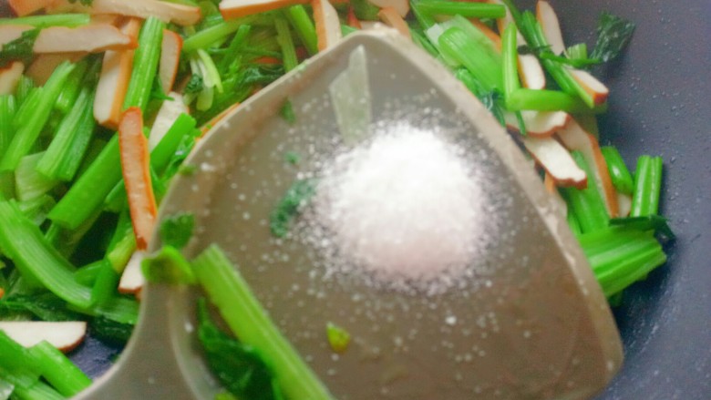 节后减脂菜~芹菜炒豆干,翻炒均匀后放入食盐