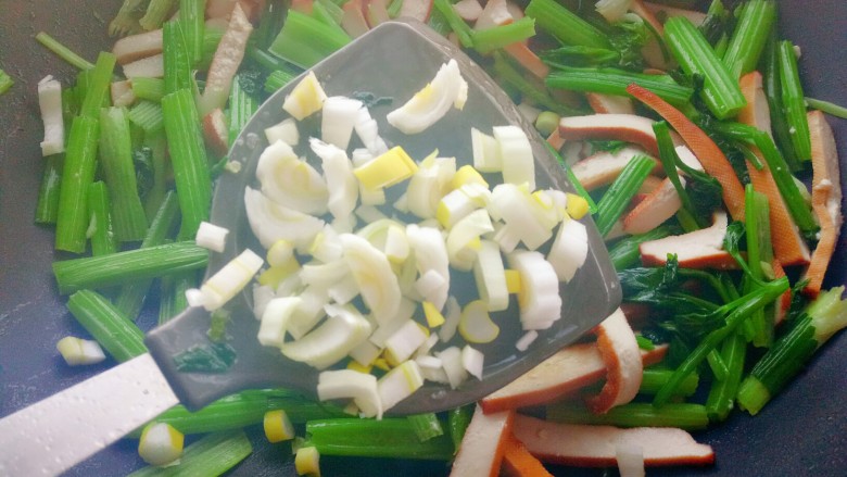 节后减脂菜~芹菜炒豆干,葱花