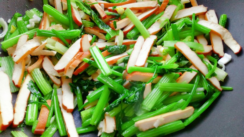 节后减脂菜~芹菜炒豆干,翻炒均匀出锅
