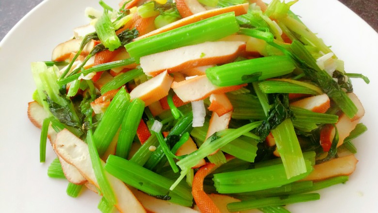 节后减脂菜~芹菜炒豆干,出锅喽！芹菜味道清香爽口，和<a style='color:red;display:inline-block;' href='/shicai/ 5879'>豆干</a>是绝配😍大鱼大肉吃腻了，不如来一盘清爽又减脂的芹菜<a style='color:red;display:inline-block;' href='/shicai/ 5879'>豆干</a>😘