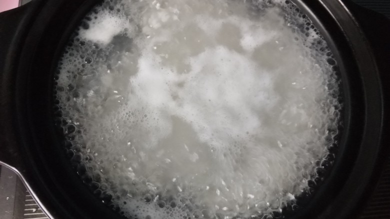 清理肠胃&香菇胡萝卜粥,洗好的大米放入砂锅,大火烧开,转小火,中间要搅拌一下。