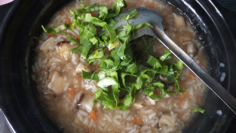 清理肠胃&香菇胡萝卜粥,放入小白菜和几滴小麻油。