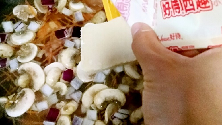 奶油蘑菇汤,加入适量的开水,放入3块好侍奶炖小方,大火烧开。