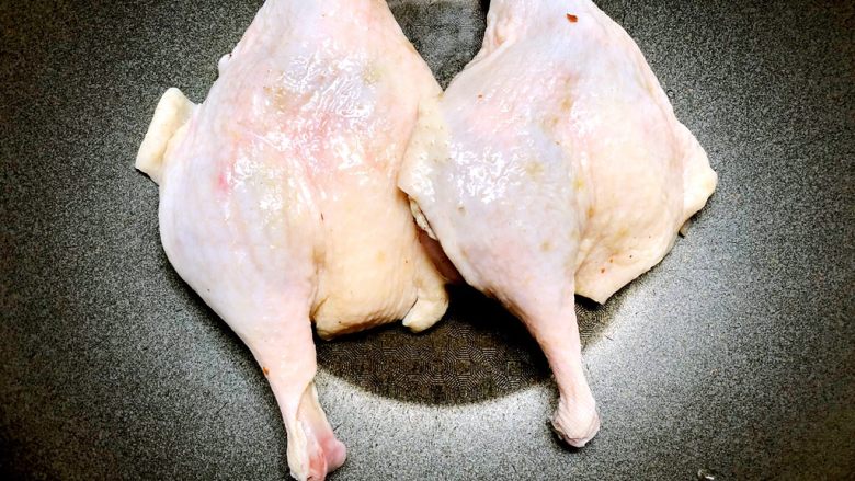 家常盐水鸭,鸭腿腌制好拿出来,用清水冲洗掉上面的香料,放入锅里