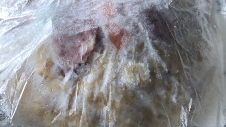 蛋黄肉松咸味八宝饭,松松地覆盖上一张保鲜膜