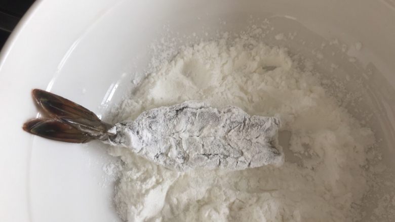 凤尾虾,先把虾沾满淀粉,粘厚一点。
