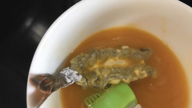 凤尾虾,再沾满鸡蛋液,都粘到。
