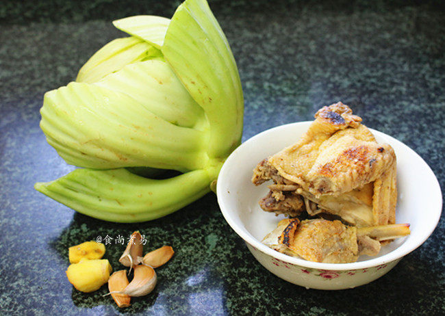 包心芥菜咸鸡煲,备好食材,一只咸鸡斩四分之一来炖芥菜就够了,老妈将咸鸡放进锅里略煎了一下,鸡皮更香