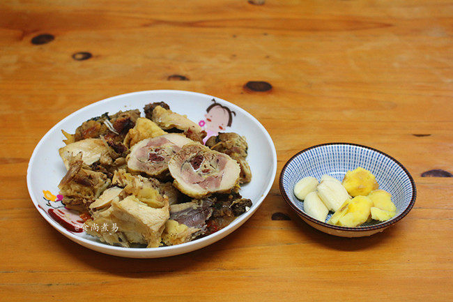 包心芥菜咸鸡煲,咸鸡斩成块,蒜瓣、<a style='color:red;display:inline-block;' href='/shicai/ 2800'>生姜</a>分别去皮拍扁