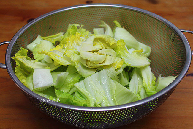 包心芥菜咸鸡煲,<a style='color:red;display:inline-block;' href='/shicai/ 81026'>包心芥菜</a>掰开洗净,浸泡一两遍捞起,切小块