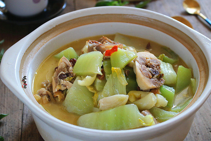 包心芥菜咸鸡煲,炖好后,原煲端上餐桌