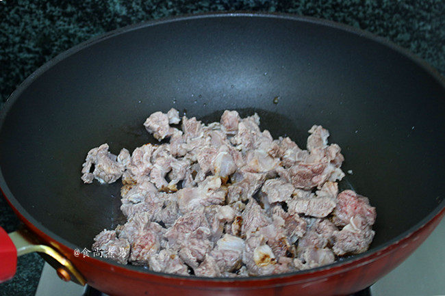 XO酱炖牛腩,倒入牛腩,大火翻炒出香味