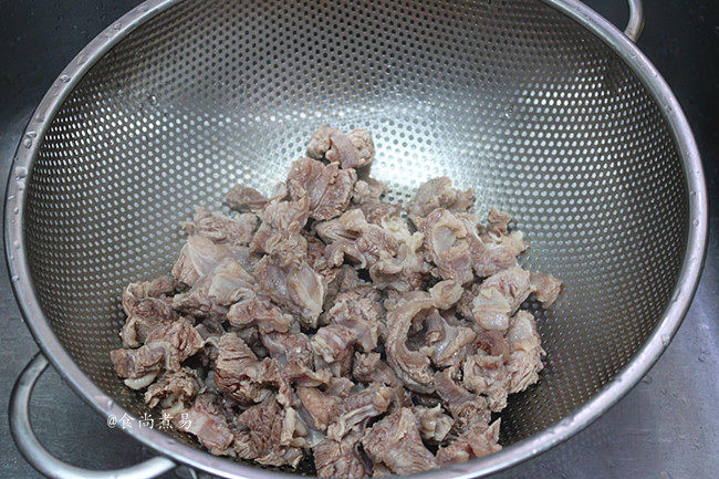 XO酱炖牛腩,捞起,用自来水冲洗干净、沥干