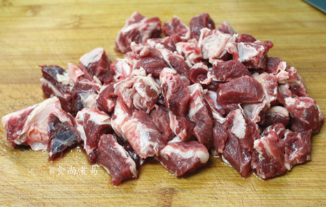 XO酱炖牛腩,<a style='color:red;display:inline-block;' href='/shicai/ 218'>牛腩</a>洗净沥干水,切块