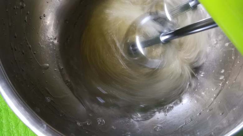 奶油奶酪版伪提拉米苏(6寸),蛋清打发的时候要逐渐提高,慢速,中速,快速,这样打出来的蛋白才会光滑细腻