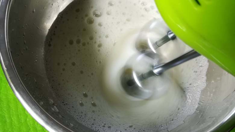 奶油奶酪版伪提拉米苏(6寸),蛋白打发到出现细腻的泡沫时加入第一次细砂<a style='color:red;display:inline-block;' href='/shicai/ 10588'>糖</a>