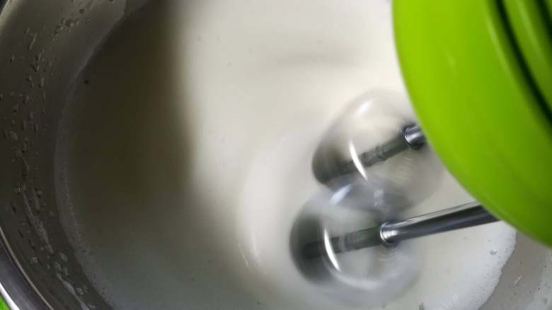 奶油奶酪版伪提拉米苏(6寸),蛋白打发到比较光滑细腻,开始出现纹路时加入第二次细砂糖