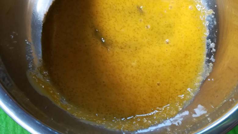 奶油奶酪版伪提拉米苏(6寸),蛋黄加入砂糖,打蛋器不要开动,先稍微搅拌均匀一下蛋黄和砂糖,这样可以避免打发时砂糖飞出去