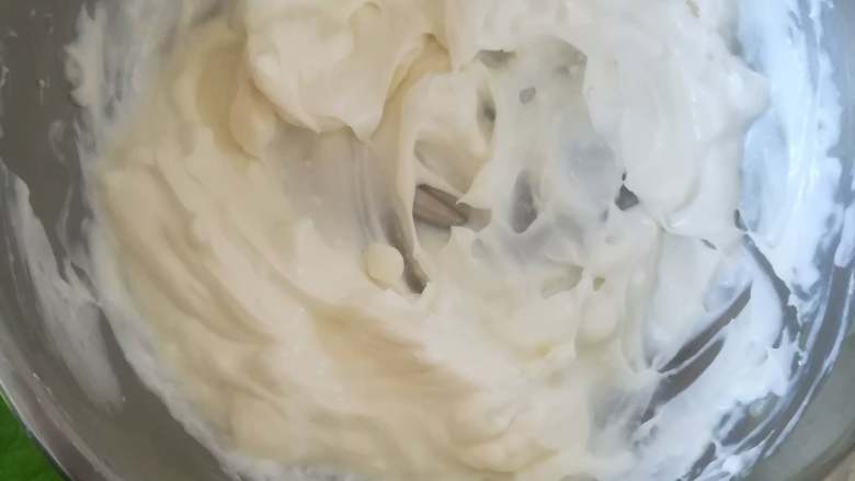 奶油奶酪版伪提拉米苏(6寸),软化的过程中要有刮刀不停翻拌,以免一边液化,一边还是固体,搅拌至光滑细腻即可
