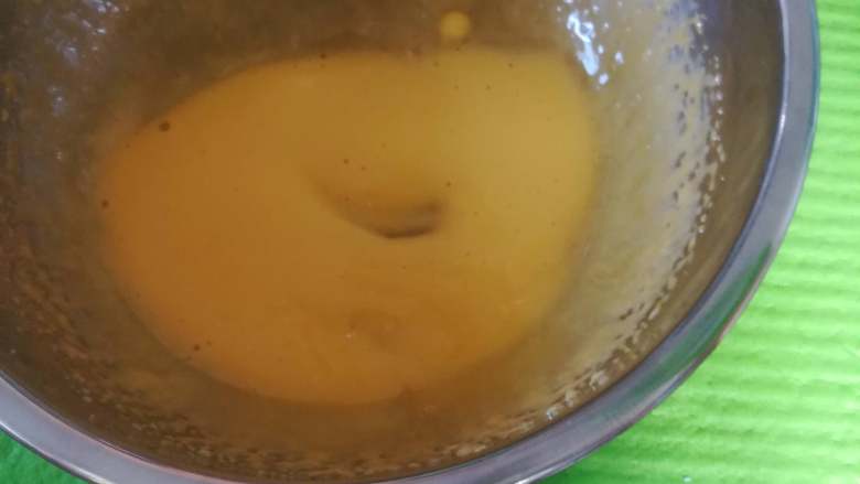 奶油奶酪版伪提拉米苏(6寸),打发至体积变大,颜色变浅即可