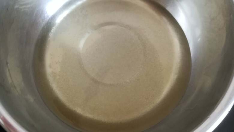 奶油奶酪版伪提拉米苏(6寸),糖水加热融化至沸腾,然后加入到打发好的蛋黄中。这个过程打蛋器要一直保持高速状态,倒入糖水时一开始要一点点的加入,然后才慢慢全部倒入,如果一开始加入太多,你就会得到一碗甜甜的蛋花汤了,因为这个过程没有手拍照,所以此过程没图(・`ω・´)
