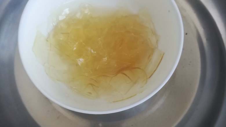 奶油奶酪版伪提拉米苏(6寸),吉利丁片剪成小块,然后用冷开水浸泡,注意要用冷开水,用热水的话那就呵呵了(⊃‿⊂)