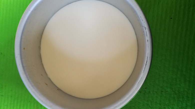 奶油奶酪版伪提拉米苏(6寸),倒入一半做好的提拉米苏糊