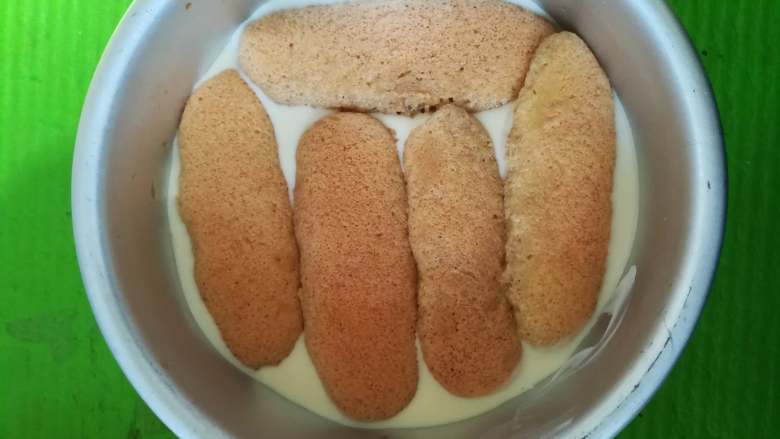 奶油奶酪版伪提拉米苏(6寸),再放上一层泡过咖啡酒的手指饼干