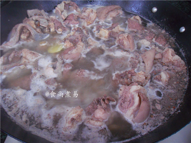 萝卜焖羊肉,烧开适量水,倒入<a style='color:red;display:inline-block;' href='/shicai/ 329'>羊肉</a>焯煮10分钟