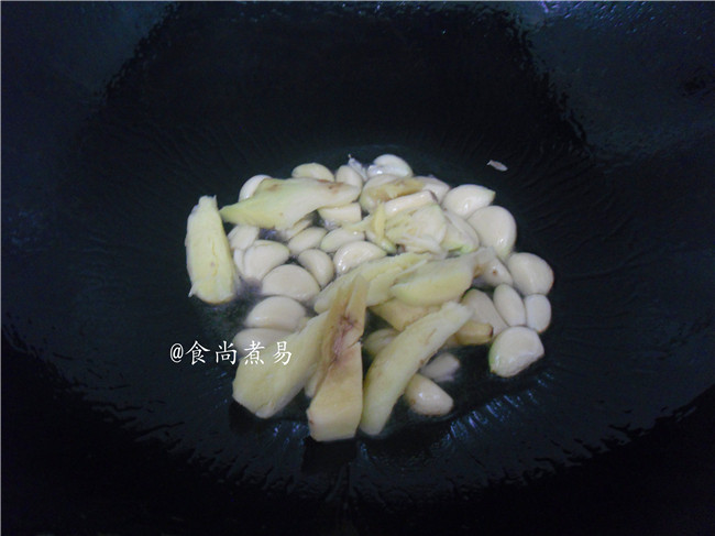 萝卜焖羊肉,热锅,倒入食用油,下蒜瓣和姜片煸出香味