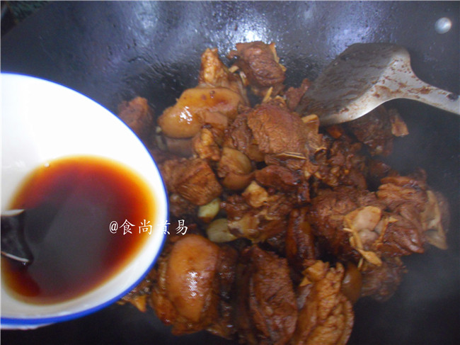 萝卜焖羊肉,倒入羊肉、调入面豉酱、<a style='color:red;display:inline-block;' href='/shicai/ 692'>酱油</a>、<a style='color:red;display:inline-block;' href='/shicai/ 721'>蚝油</a>、盐、<a style='color:red;display:inline-block;' href='/shicai/ 718'>料酒</a>、<a style='color:red;display:inline-block;' href='/shicai/ 866'>冰糖</a>继续煸炒